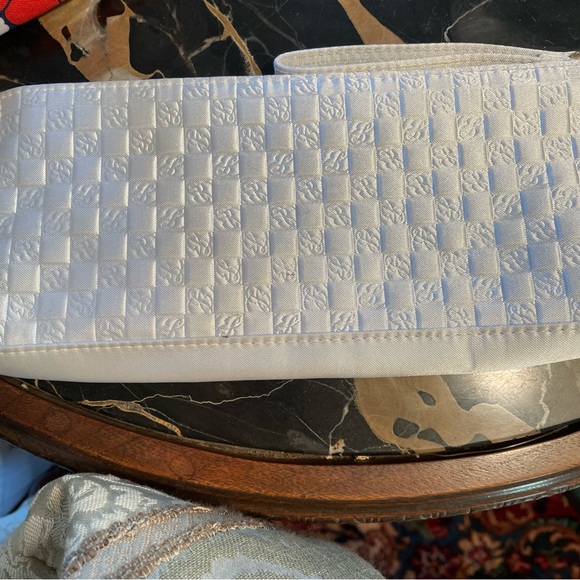 3 Multi-use Zippered Pouches Red Sporty Bag Green Vented Bag & White Classy Bag - Picture 2 of 14